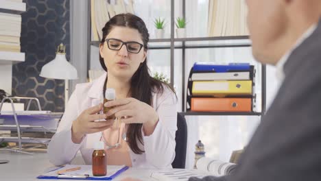 una doctora que da medicamentos a su paciente, intervención médica.
