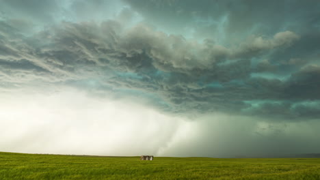 las tormentas caen mucha lluvia a medida que se mueven a través de los campos de trigo en las altas llanuras de wyoming.
