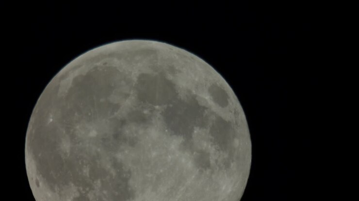Lua cheia vista através de um telescópio, que a amplia mais