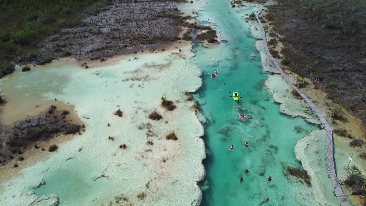 Turisti che si divertono a pagaiare in kayak nella laguna di Bacalar - Vista aerea di turisti che si divertono nella laguna di Bacalar, Messico