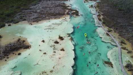 Turistas-Divirtiéndose-Remando-Kayaks-En-La-Laguna-De-Bacalar---Vista-Aérea-De-Turistas-Divirtiéndose-En-La-Laguna-De-Bacalar-México