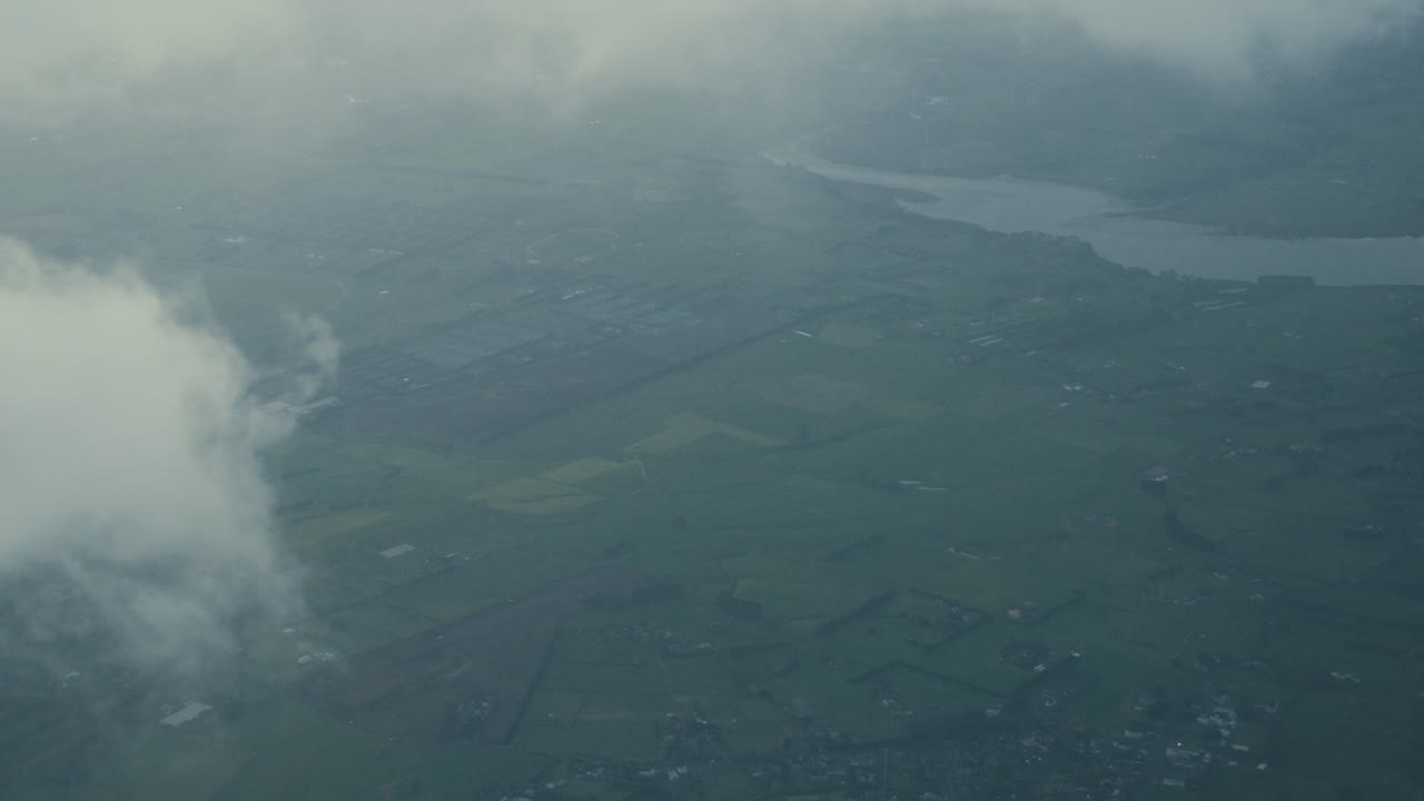 구름과 풍경의 비행기에서 공중보기