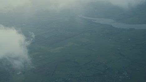 vista aérea desde un avión de nubes y paisaje