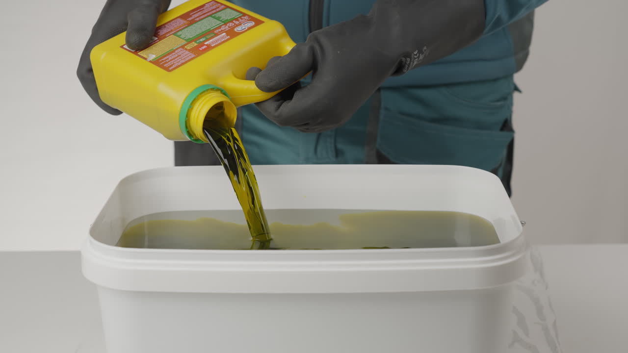 vertido de líquido en un recipiente