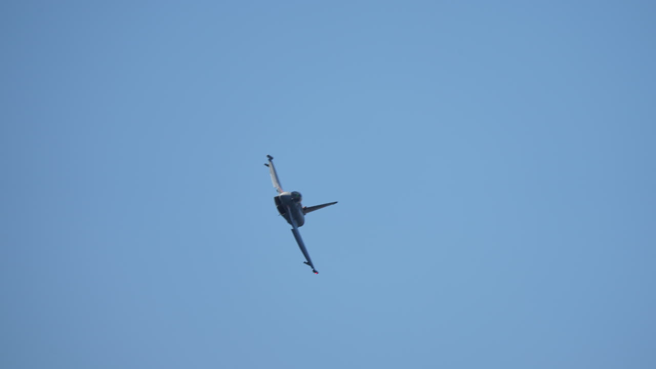 비행 중인 전투기