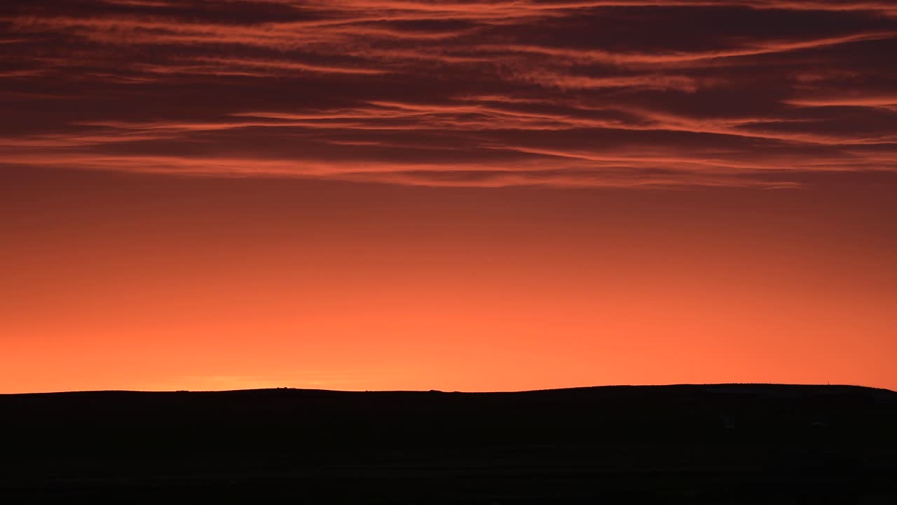 스코틀랜드 육지 위의 해가 뜨는