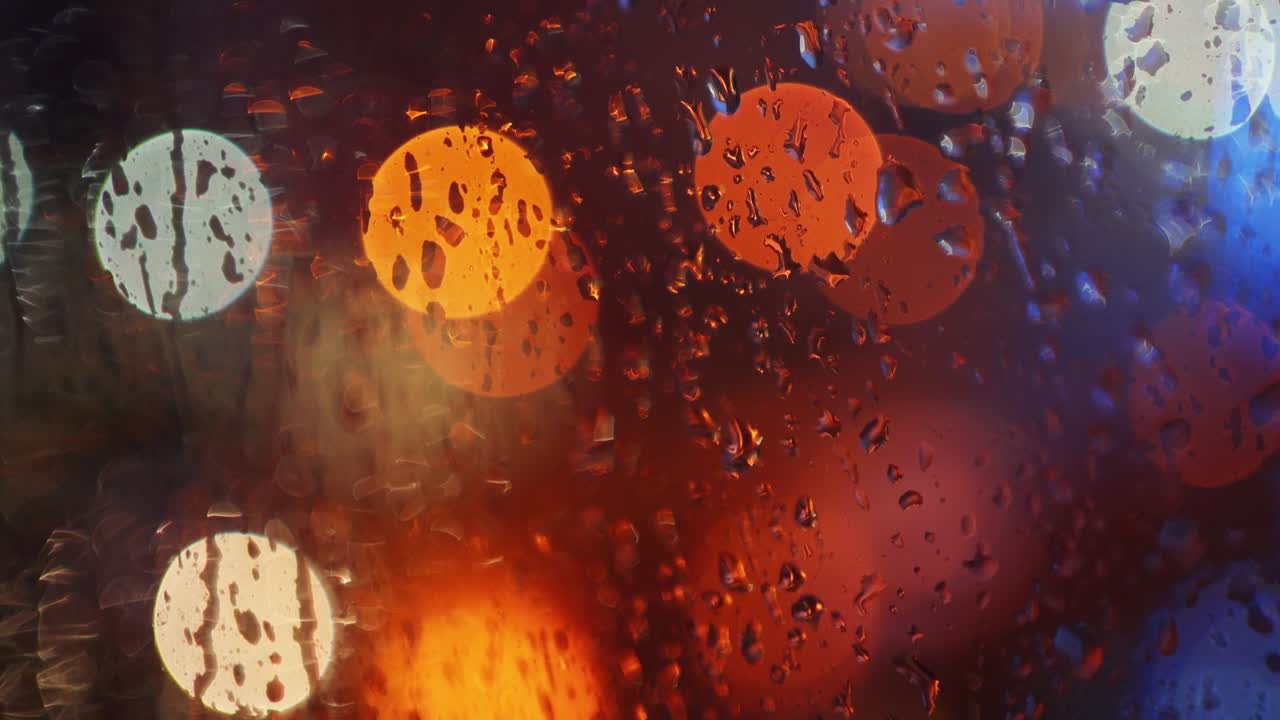 방울이 떨어지는 유리 위에, 어두운 밤이 밖에서, 전등의 보케, 추상적인 그림, 투명한 유리, 은 표면, 날씨가 나다.