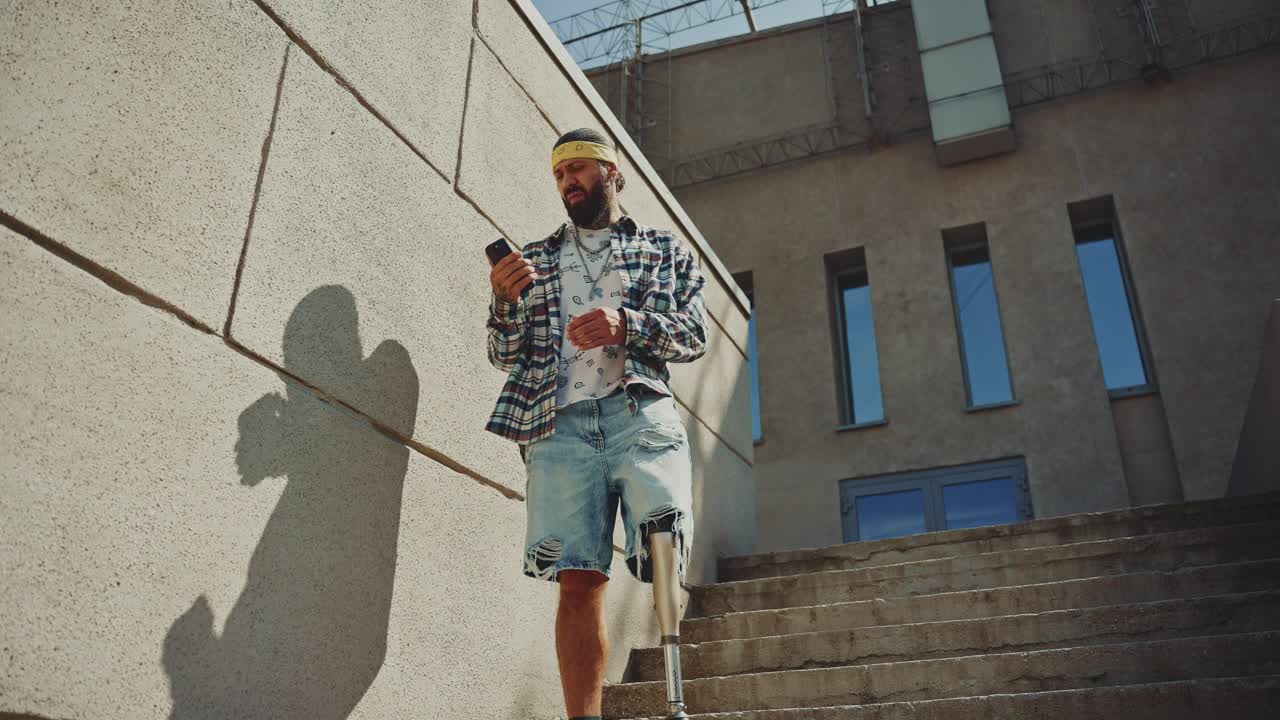 hombre con pierna protésica subiendo escaleras