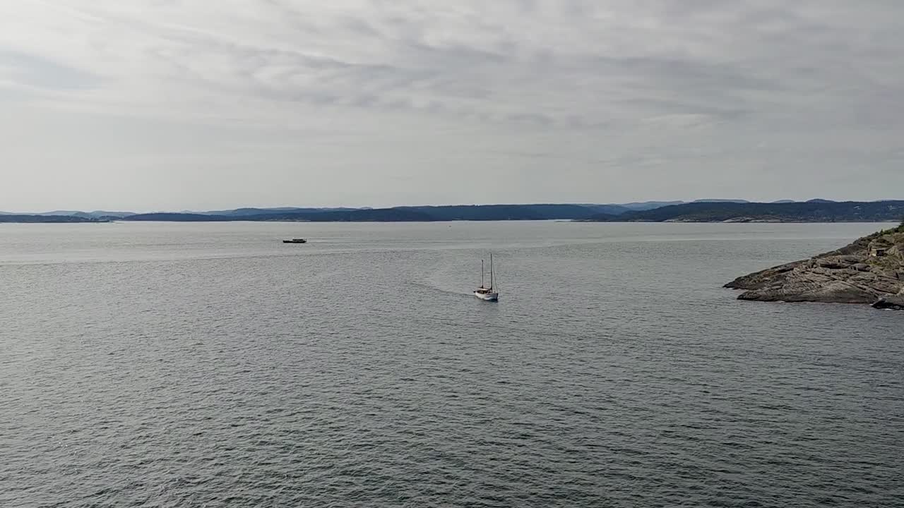 лодка на побережье норвегии, покидающая гавань