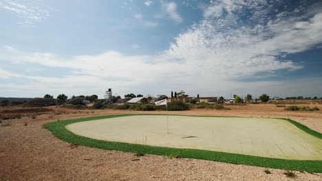 Synthetischer-Grüner-Golfplatz-Mitten-In-Der-Wüste