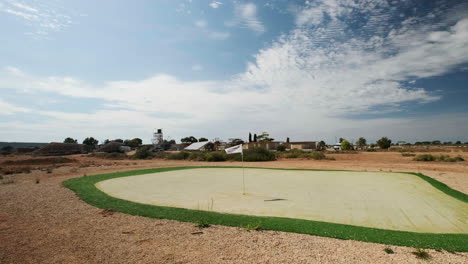 Campo-De-Golf-Verde-Sintético-En-Medio-Del-Desierto