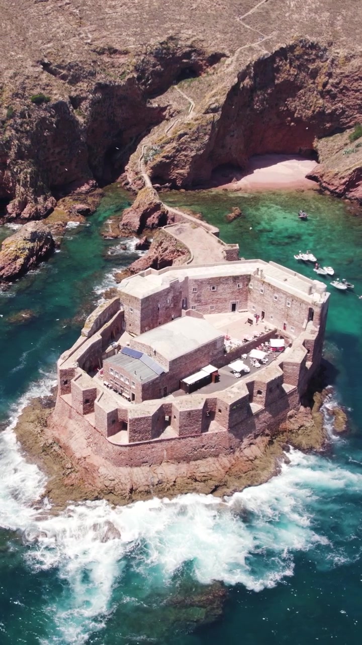 Orbita aerea verticale dall'alto del forte costiero storico di São João Baptista das Berlengas, Portogallo