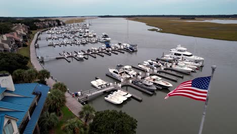 Luftaufnahme-Des-Yachthafens-Entlang-Des-Bohicket-Creek-In-Der-Nähe-Von-Kiawah-Und-Seabrook-Island,-South-Carolina