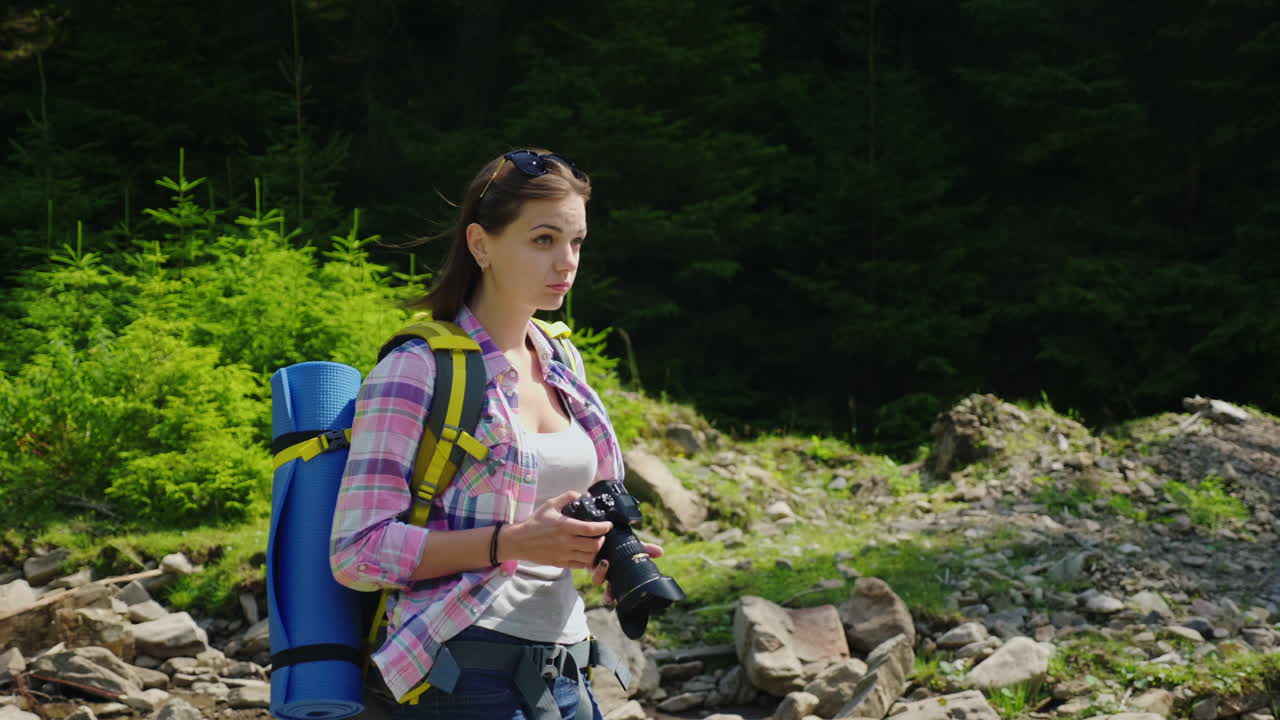 viajero toma fotos de la naturaleza