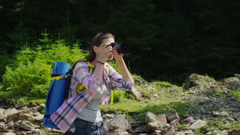 viajero toma fotos de la naturaleza
