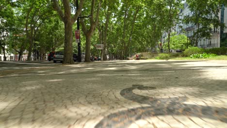 avenida da liberdade con origen en el passeio público, un parque del siglo xviii construido para la nobleza portuguesa, la avenida fue construida en 1879, cuando el antiguo parque se convirtió en un bulevar importante