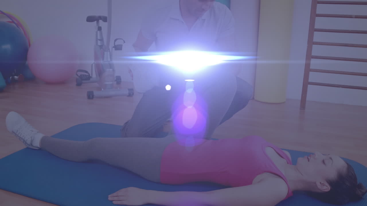 animación de luz brillante sobre mujer haciendo ejercicio con instructor de fitness