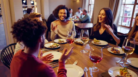 amigos disfrutando de la cena