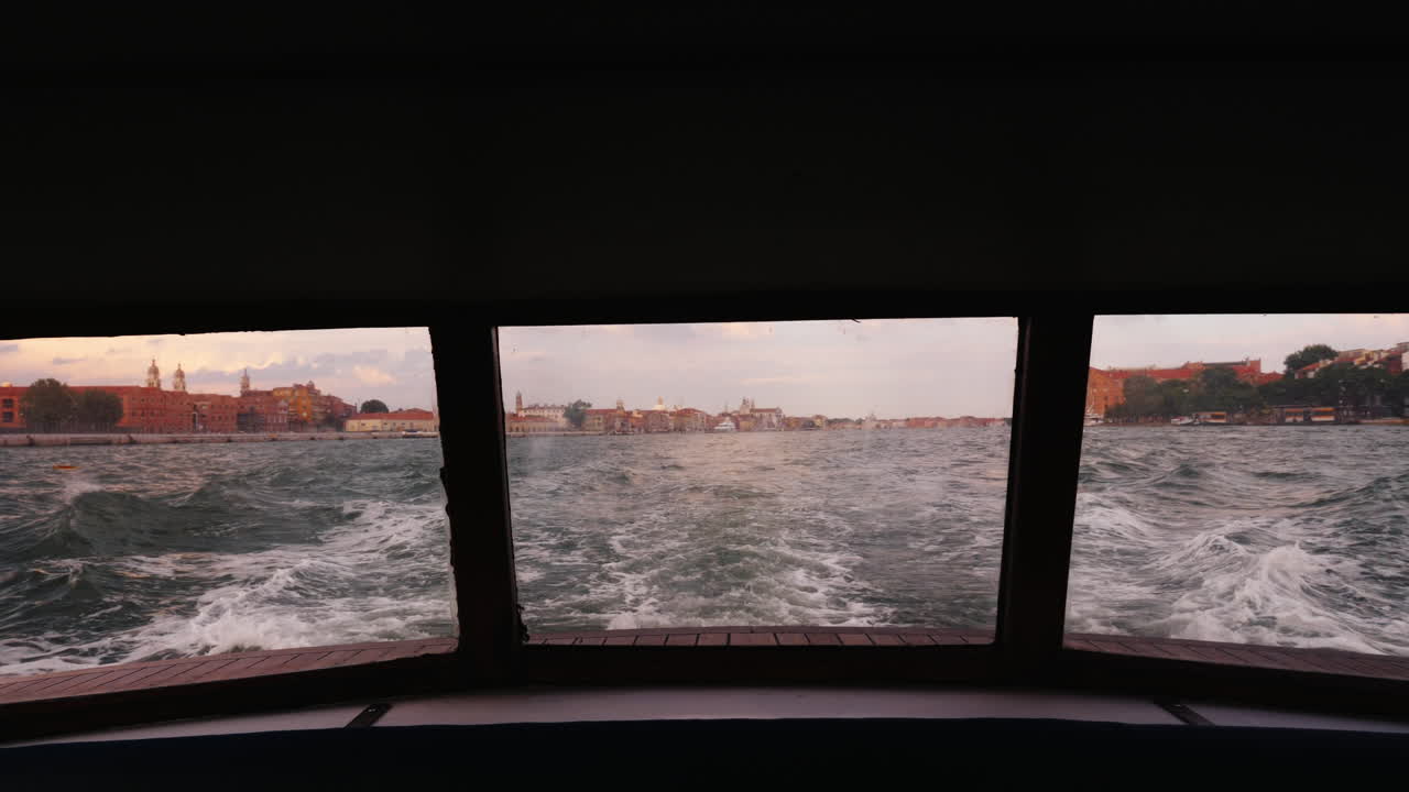 horizonte de veneza através da janela do barco