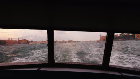 horizonte de venecia a través de la ventana del barco