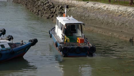 Motorboat-approaching-pier-at-Changi-Beach,-Singapore