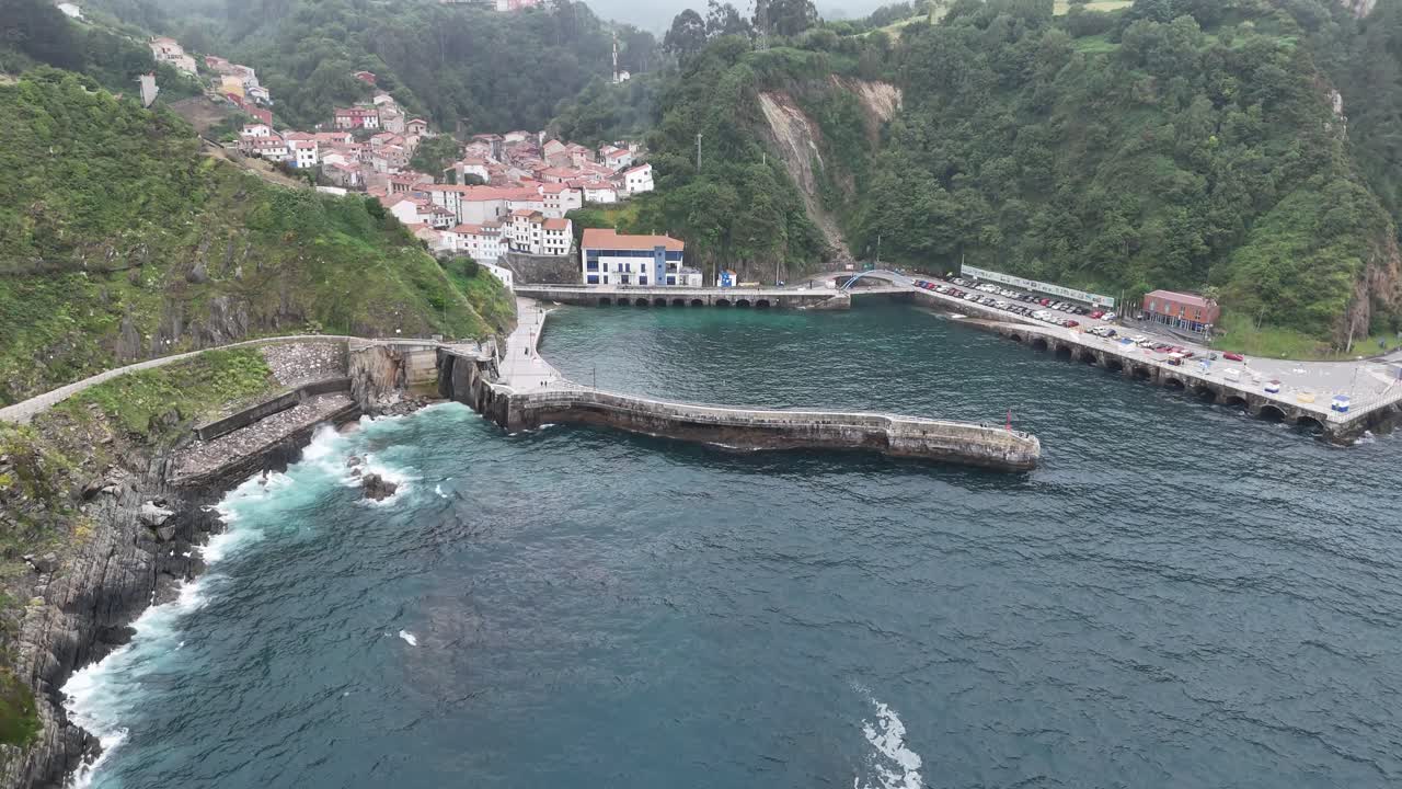 puerto y ciudad de cudillero asturias, norte de españa, avión no tripulado, aéreo