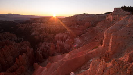 Lapso-De-Tiempo-De-La-Salida-Del-Sol-En-El-Parque-Nacional-Bryce-Canyon-En-Utah