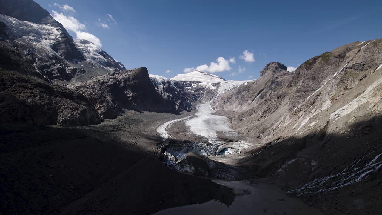 fotografía de un avión no tripulado que revela los alpes austriacos el glaciar pasterze más largo y más rápido de derretimiento al pie de la montaña grossglockner debido al calentamiento global