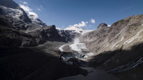 Disparo-De-Un-Dron-Que-Revela-El-Glaciar-Pasterze-Más-Largo-Y-De-Más-Rápido-Derretimiento-De-Los-Alpes-Austriacos-Al-Pie-De-La-Montaña-Grossglockner-Debido-Al-Calentamiento-Global