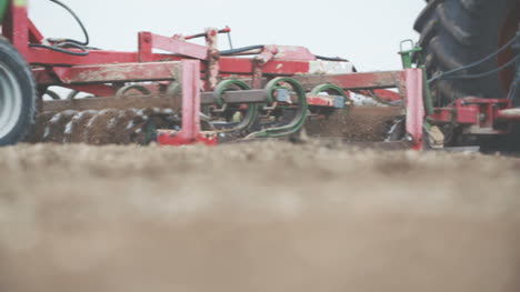 Agricultor-Cultivando-El-Campo-Usando-Gradas-A-Cámara-Lenta