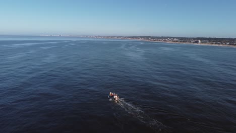 4k30-Fischerboot-An-Der-Uruguayischen-Küste-Im-Atlantik