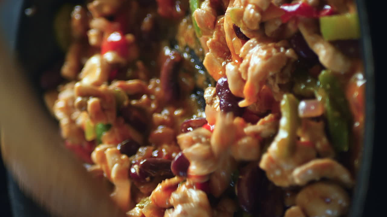 rociar especias en el relleno para una receta de fajita - orientación vertical