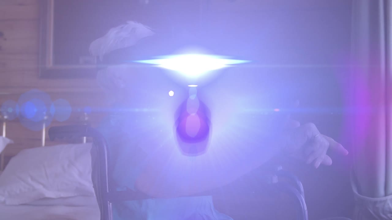 vr 헤드 ⁇ 을 사용하여  ⁇ 체어에 앉은 미소 짓는 고령 백인 여성에 대한 빛과 렌즈 플레어의 애니메이션