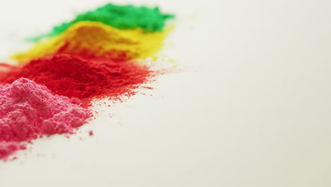 vídeo de polvos multicolores con espacio de copia sobre fondo blanco