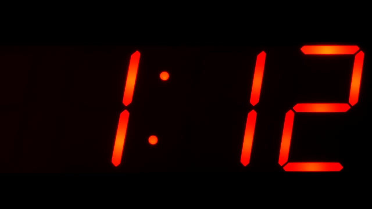 mostrando la hora entre las 01:00 y las 01:59 en el gran reloj digital