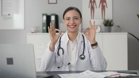 una doctora india feliz mostrando una señal de que está bien