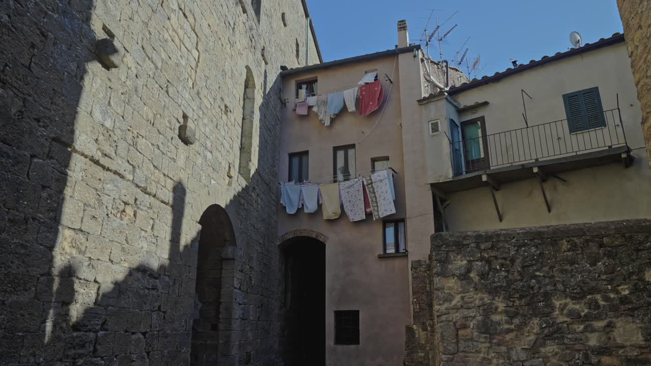 Passeggiata tra gli antichi vicoli della città medievale di Spoleto, Provincia di Perugia, Italia
