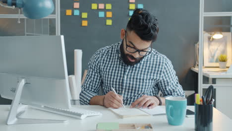 hombre de negocios trabajando en una oficina moderna