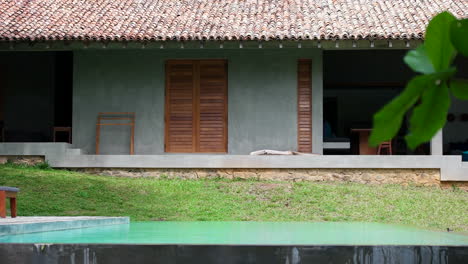 Exterior-De-Una-Estructura-De-Alojamiento-Con-Piscina-Al-Aire-Libre-En-Un-Complejo-Tropical-De-Sri-Lanka