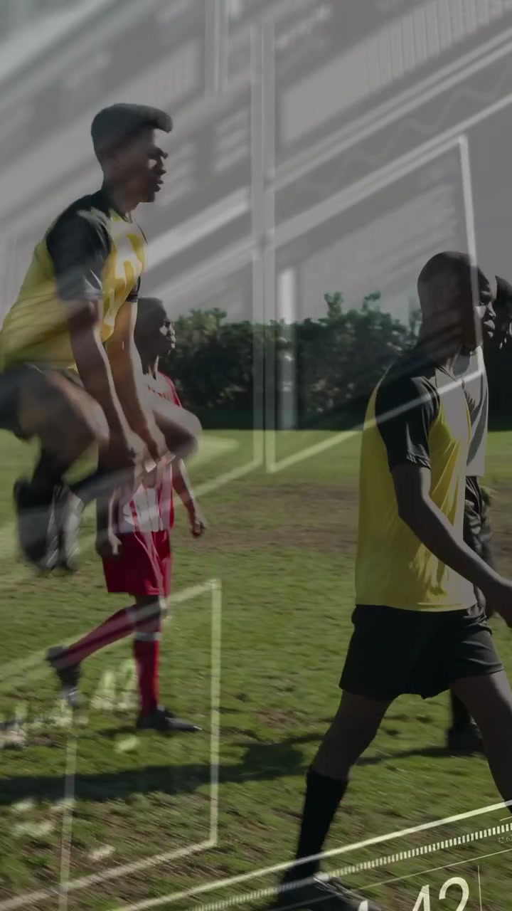 Video vertical: Equipos de fútbol caminando por el campo, portero estirando el guante, HUD sobre el balón mostrando el posicionamiento.