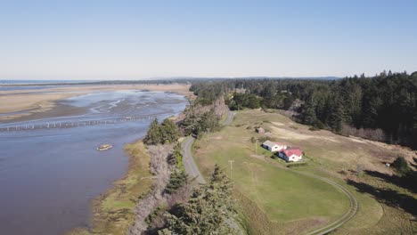 piękne zdjęcie lotnicze 4k schodzące w kierunku drogi i krajobrazu w bandon w stanie oregon