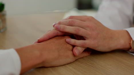 Arzt-Hält-Mitfühlend-Händchen-Mit-Dem-Patienten