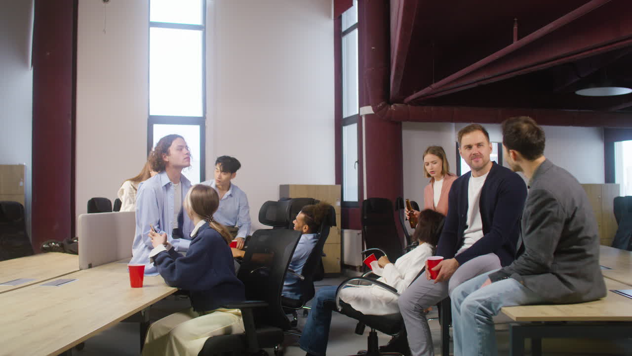 grupo de colegas multiétnicos hablando y pasando tiempo juntos en la fiesta de la oficina