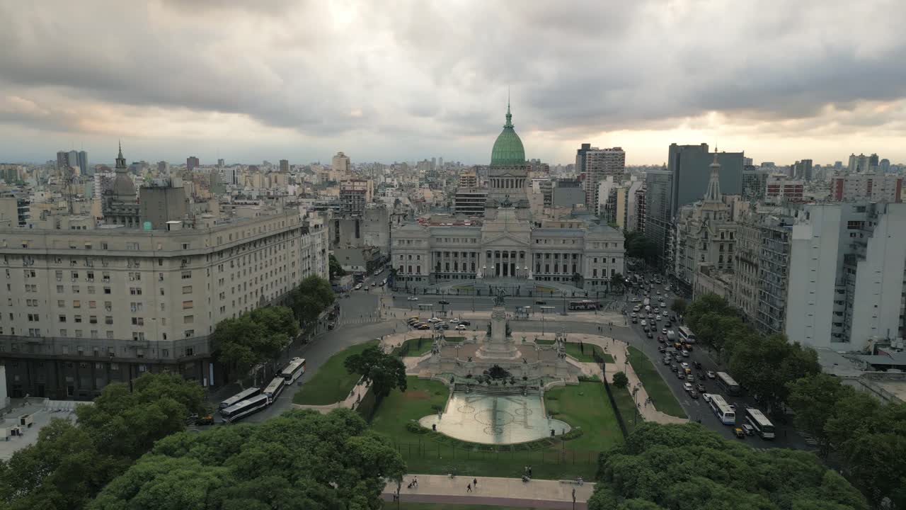 vista cinematográfica aérea sobre la plaza del congreso y el congreso de buenos aires argentina con luz del día despejada