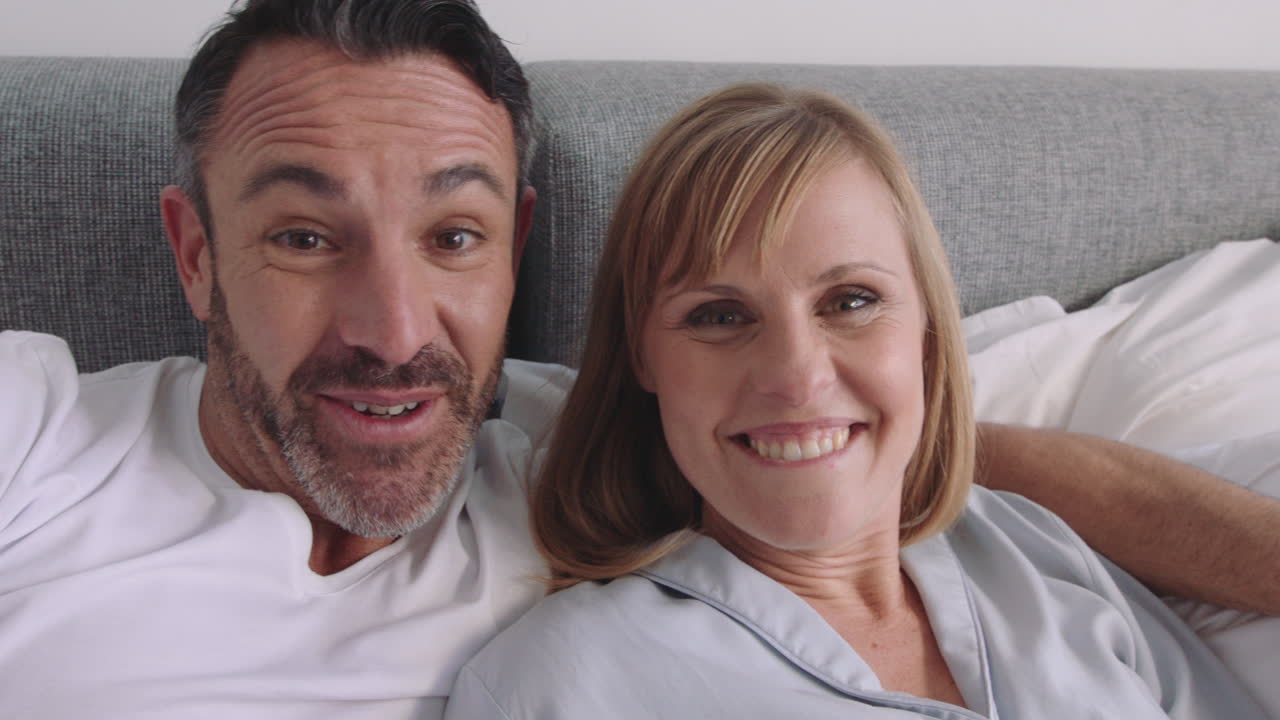 coppia felice video chat su smartphone bella donna che mostra l'anello di nozze godendo di una celebrazione romantica