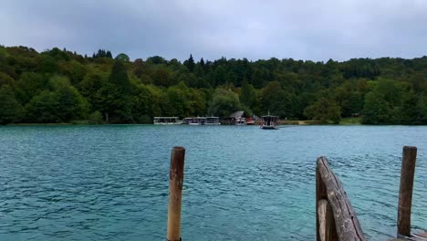 Lapso-De-Tiempo-De-Barco-Ecológico-Eléctrico-Turístico-Flotando-En-Aguas-Turquesas-Del-Parque-Nacional-De-Los-Lagos-De-Plitvice,-Croacia