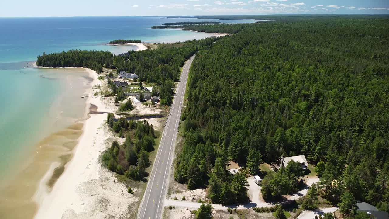 Vue aérienne d'une côte lacustre avec une route de plage