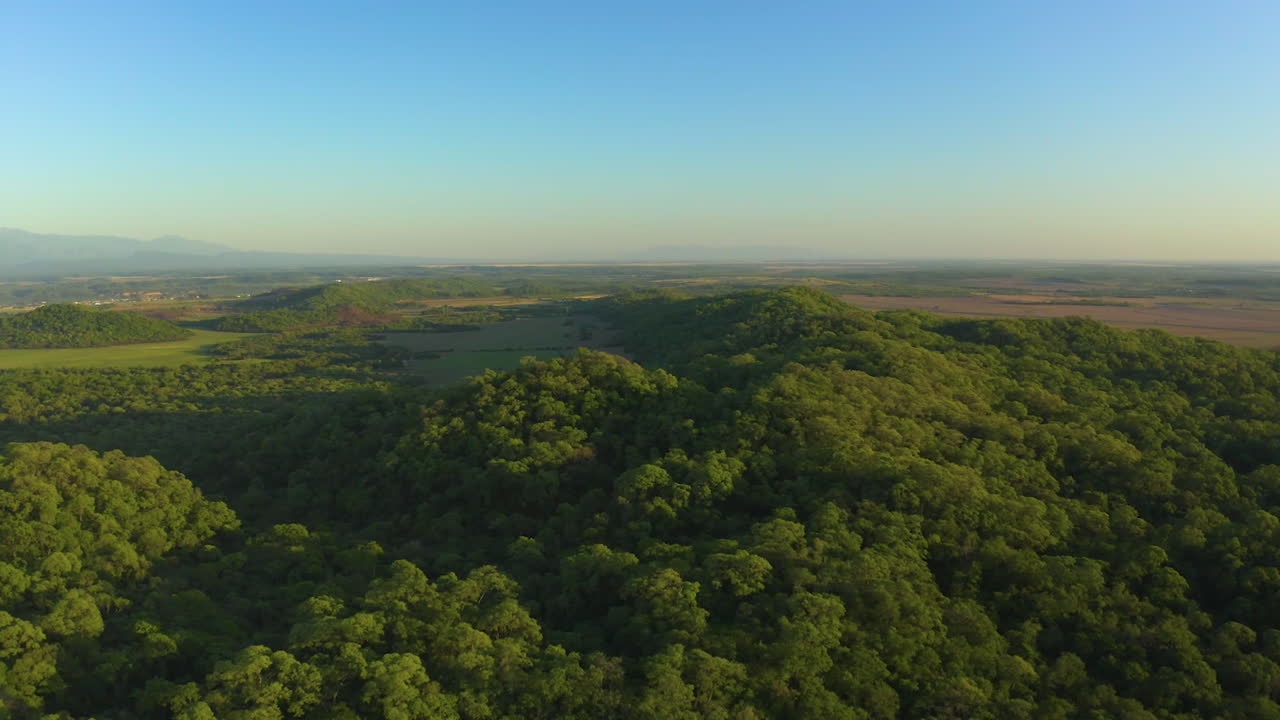 공중 - 화창한 날 언덕과 숲 너머의 푸른 하늘과 수평선, 앞으로