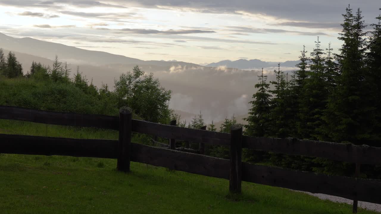 atmósfera mística sobre el bosque de coníferas y la capa de nubes en las estribaciones alpinas de carintia