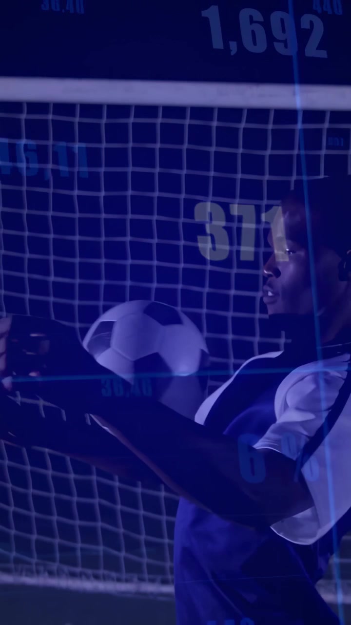 Stop di petto di un calciatore mentre la palla arriva, controllando e deviando, statistiche sportive che reagiscono sulla rete della porta.